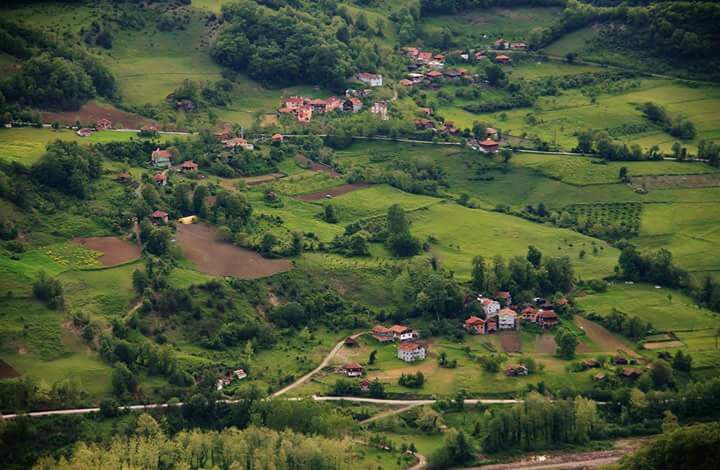 Sırakonak Köyü’nün yeşil yamaçları, tarlaları ve evlerinin panoraması